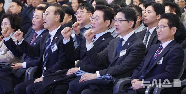 [거제=뉴시스] 최동준 기자 = 이재명 대통령이 6일 경남 거제시 견내량 인근에서 열린 남부내륙철도 착공식에서 참석자들과 안전 시공 결의식을 하고 있다. (청와대통신사진기자단) 2026.02.06. photocdj@newsis.com