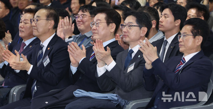 [거제=뉴시스] 최동준 기자 = 이재명 대통령이 6일 경남 거제시 견내량 인근에서 열린 남부내륙철도 착공식에서 참석자들과 박수를 치고 있다. (청와대통신사진기자단) 2026.02.06. photocdj@newsis.com