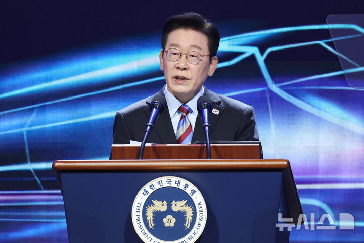 [거제=뉴시스] 최동준 기자 = 이재명 대통령이 6일 경남 거제시 견내량 인근에서 열린 남부내륙철도 착공식에서 기념사를 하고 있다. (청와대통신사진기자단) 2026.02.06. photocdj@newsis.com