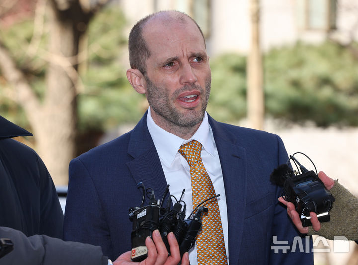 쿠팡 로저스, '국회 위증 혐의'로 경찰 재출석…"수사 적극 임할 것"