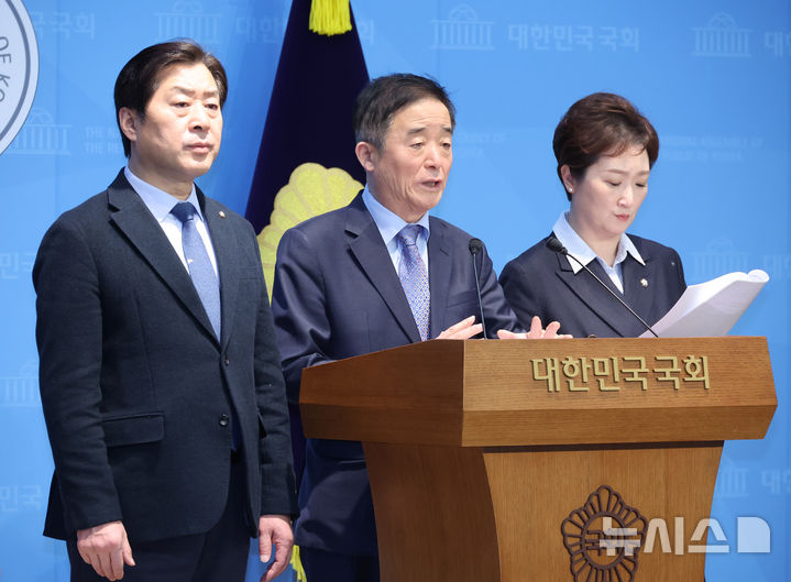 [서울=뉴시스] 김금보 기자 = 강득구 더불어민주당 최고위원이 6일 오전 서울 여의도 국회 소통관에서 조국혁신당과의 합당 추진 사태와 관련해 정청래 대표에게 합당 철회와 해명을 요구하고 있다. 왼쪽부터 황명선, 강득구, 이언주 최고위원. 2026.02.06. kgb@newsis.com