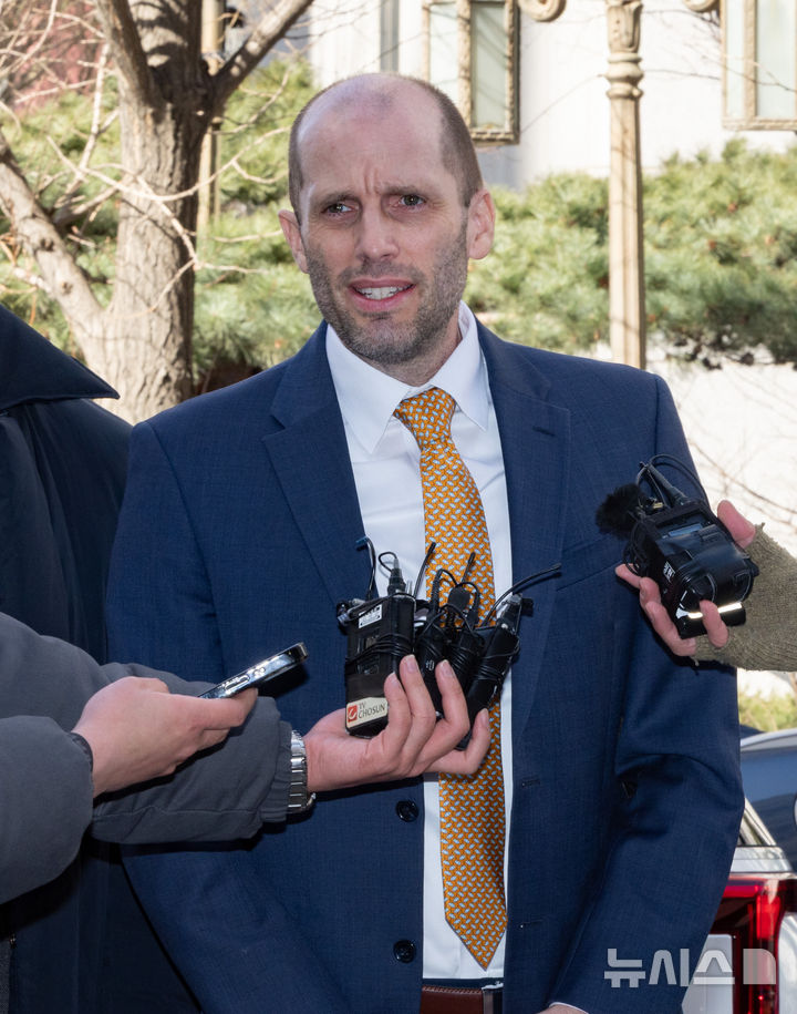 [서울=뉴시스] 황준선 기자 = 해롤드 로저스 쿠팡 한국법인 임시 대표가 6일 오후 서울 마포구 서울경찰청 반부패수사대에서 국회증언감정법의 위증 혐의를 받는 피고발인 신분으로 조사에 출석하며 입장을 밝히고 있다. 2026.02.06. hwang@newsis.com