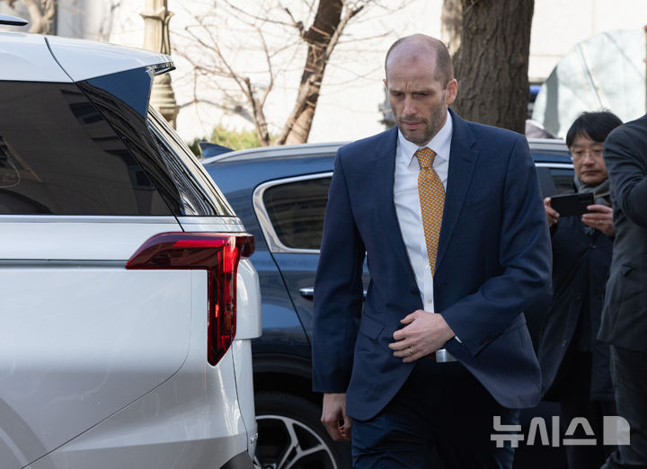 [서울=뉴시스] 황준선 기자 = 해롤드 로저스 쿠팡 한국법인 임시 대표가 6일 오후 서울 마포구 서울경찰청 반부패수사대에서 국회증언감정법의 위증 혐의를 받는 피고발인 신분으로 조사에 출석하고 있다. 2026.02.06. hwang@newsis.com