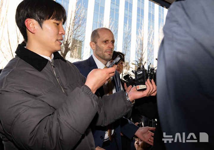 [서울=뉴시스] 황준선 기자 = 해롤드 로저스 쿠팡 한국법인 임시 대표가 6일 오후 서울 마포구 서울경찰청 반부패수사대에서 국회증언감정법의 위증 혐의를 받는 피고발인 신분으로 조사에 출석하고 있다. 2026.02.06. hwang@newsis.com