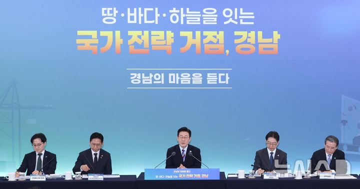 [창원=뉴시스] 최동준 기자 = 이재명 대통령이 6일 창원컨벤션센터에서 열린 '경남의 마음을 듣다' 타운홀 미팅에서 발언하고 있다. (청와대통신사진기자단) 2026.02.06. photocdj@newsis.com