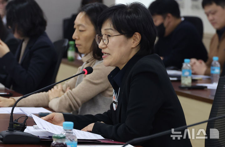 [서울=뉴시스] 추상철 기자 = 원민경 성평등가족부 장관이 6일 오후 서울 종로구 정부서울청사에서 열린 제3차 AI성평등 전략 포럼 회의에서 발언하고 있다. 2026.02.06. scchoo@newsis.com