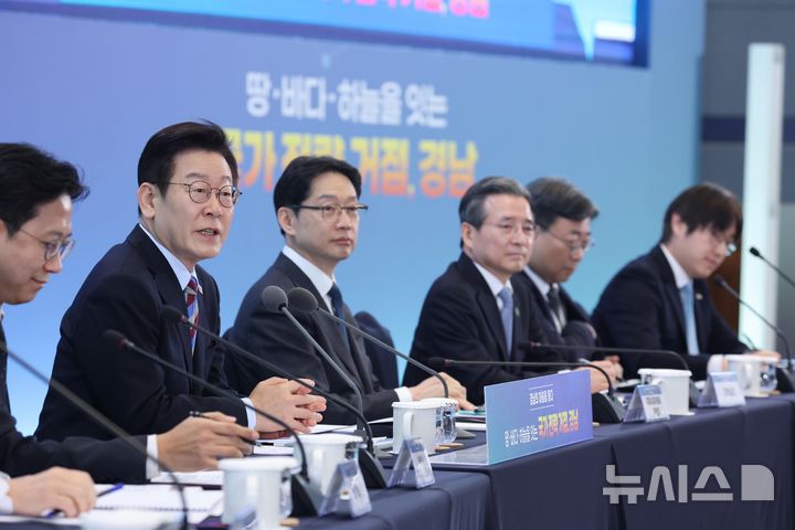 [창원=뉴시스] 최동준 기자 = 이재명 대통령이 6일 창원컨벤션센터에서 열린 '경남의 마음을 듣다' 타운홀 미팅에서 발언하고 있다. (청와대통신사진기자단) 2026.02.06. photocdj@newsis.com