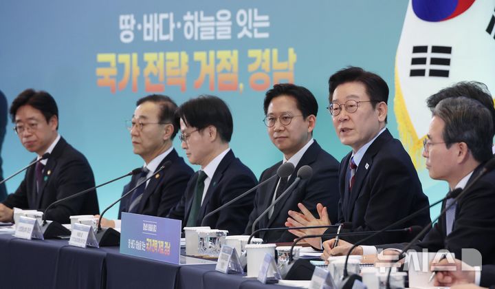 [창원=뉴시스] 최동준 기자 = 이재명 대통령이 6일 창원컨벤션센터에서 열린 '경남의 마음을 듣다' 타운홀 미팅에서 발언하고 있다. (청와대통신사진기자단) 2026.02.06. photocdj@newsis.com