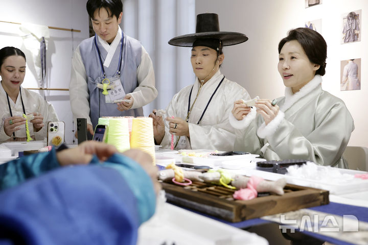 [서울=뉴시스] 최동준 기자 = 김혜경 여사가 6일 서울 중구 정동1928 아트센터에서 열린 2026 설맞이 한복인 신년회에서 참석자들과 행운 명태 소품을 만들고 있다. 2026.02.06. photocdj@newsis.com