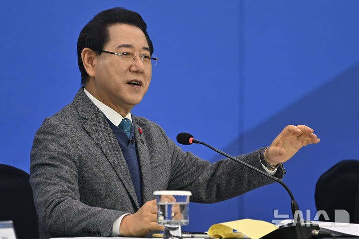 [광주=뉴시스] 이영주 기자 = 김영록 전남도지사가 6일 오후 광주 서구 김대중컨벤션센터에서 열린 광주·전남 행정통합 찾아가는 타운홀 미팅에 참석해 발언하고 있다. 2026.02.06. leeyj2578@newsis.com