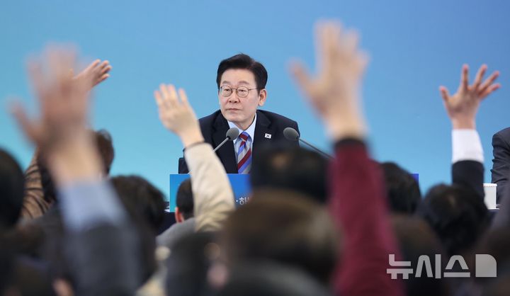 [창원=뉴시스] 최동준 기자 = 이재명 대통령이 6일 창원컨벤션센터에서 열린 '경남의 마음을 듣다' 타운홀 미팅에서 질문을 받고 있다. (청와대통신사진기자단) 2026.02.06. photocdj@newsis.com