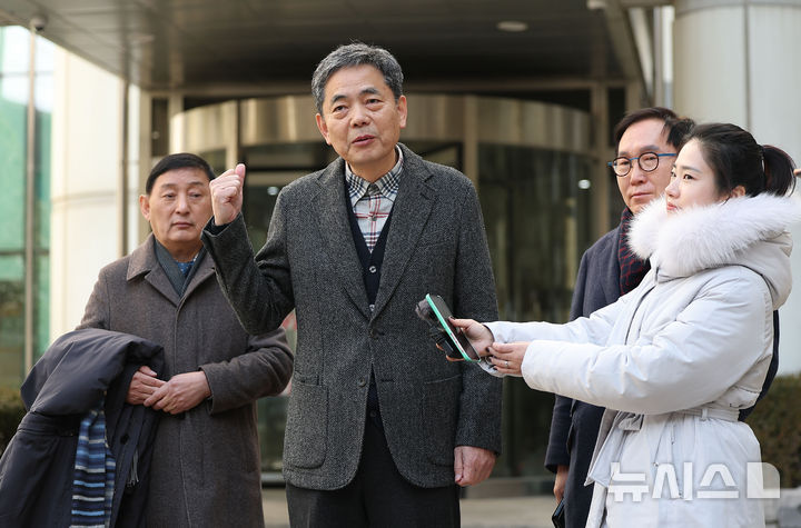 [서울=뉴시스] 김선웅 기자 = 곽상도 전 국민의힘 의원이 6일 서울 서초구 서울중앙지법에서 열린 범죄수익은닉규제법 위반 혐의 1심 선고공판에서 공소 기각을 선고받은 뒤 법정을 나서며 입장을 말하고 있다. (공동취재) 2026.02.06. photo@newsis.com