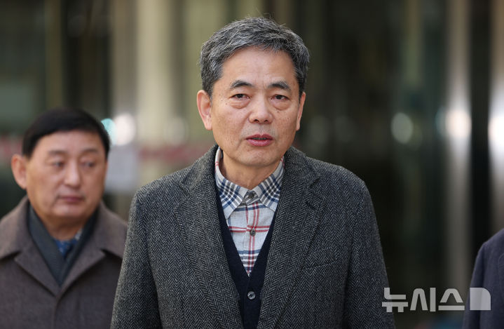 [서울=뉴시스] 김선웅 기자 = 곽상도 전 국민의힘 의원이 6일 서울 서초구 서울중앙지법에서 열린 범죄수익은닉규제법 위반 혐의 1심 선고공판에서 공소 기각을 선고받은 뒤 법정을 나서며 입장을 말하고 있다. (공동취재) 2026.02.06. photo@newsis.com