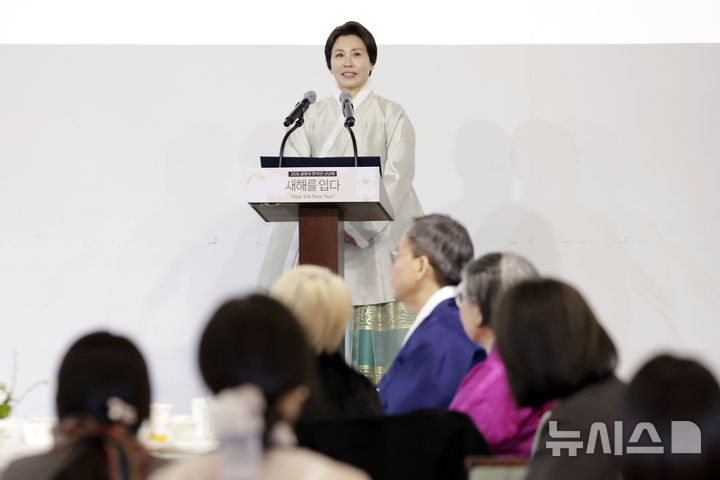 [서울=뉴시스] 최동준 기자 = 김혜경 여사가 6일 서울 중구 정동1928 아트센터에서 열린 2026 설맞이 한복인 신년회에서 한복 명예홍보대사로 추대된 뒤 인사말을 하고 있다. 2026.02.06. photocdj@newsis.com