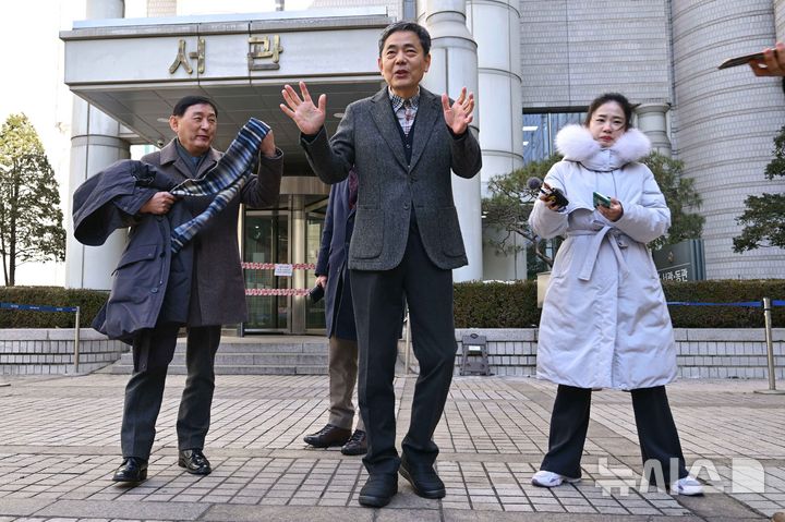 [서울=뉴시스] 김선웅 기자 = 곽상도 전 국민의힘 의원이 6일 서울 서초구 서울중앙지법에서 열린 범죄수익은닉규제법 위반 혐의 1심 선고공판에서 공소 기각을 선고받은 뒤 법정을 나서며 입장을 말하고 있다. (공동취재) 2026.02.06. photo@newsis.com