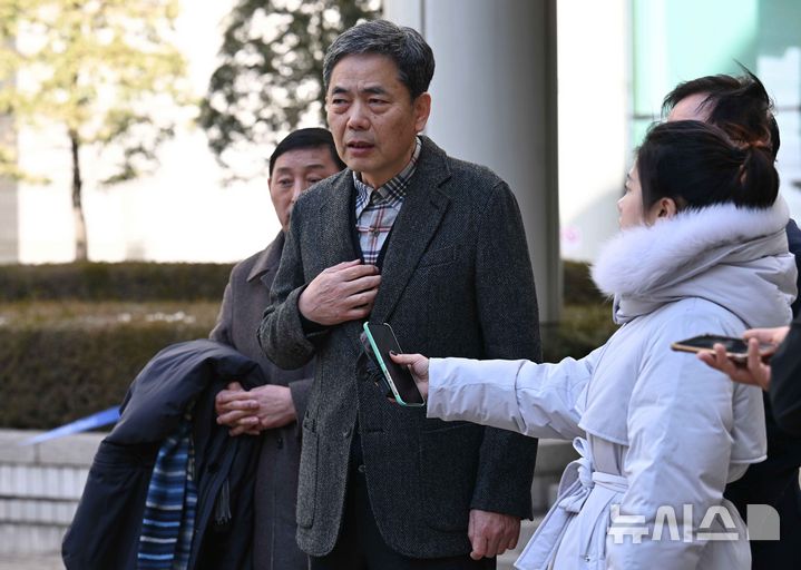 [서울=뉴시스] 김선웅 기자 = 곽상도 전 국민의힘 의원이 6일 서울 서초구 서울중앙지법에서 열린 범죄수익은닉규제법 위반 혐의 1심 선고공판에서 공소 기각을 선고받은 뒤 법정을 나서며 입장을 말하고 있다. (공동취재) 2026.02.06. photo@newsis.com