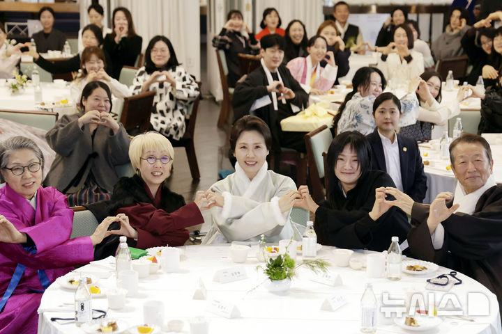 [서울=뉴시스] 최동준 기자 = 김혜경 여사가 6일 서울 중구 정동1928 아트센터에서 열린 2026 설맞이 한복인 신년회에서 참석자들과 기념촬영을 하고 있다. 2026.02.06. photocdj@newsis.com