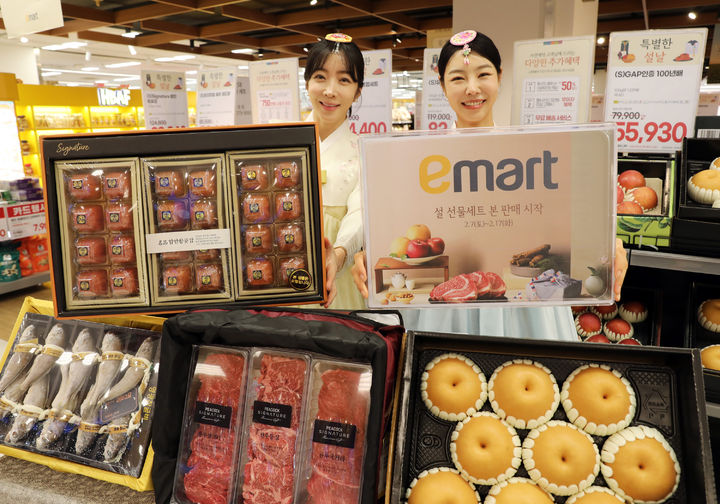 [서울=뉴시스] 김진아 기자 = 6일 오후 서울 이마트 용산점에서 모델들이 '설 선물세트 본 판매'를 소개하고 있다.&nbsp; 이마트는 오는 7일부터 17일까지 11일간 설 선물세트 본 판매를 진행하며, 최대 50% 할인 등 풍성한 프로모션을 준비했다. 이마트는 본 판매 기간에도 제철 만감류 혼합 과일세트, 실속형 축수산 세트 등 합리적인 가격대의 선물세트를 선보일 계획이다. (사진=이마트 제공) 2026.02.06. photo@newsis.com *재판매 및 DB 금지