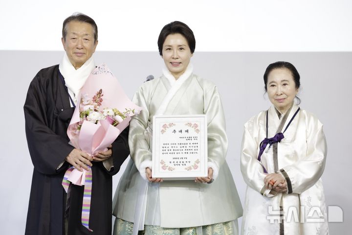 [서울=뉴시스] 최동준 기자 = 김혜경(가운데) 여사가 6일 서울 중구 정동1928 아트센터에서 열린 2026 설맞이 한복인 신년회에서 한복 명예홍보대사 추대패를 전달받은 뒤 정순훈(왼쪽) 한복세계화재단 이사장, 구혜자 침선장(한복세계화재단 고문)과 함께 기념촬영을 하고 있다. 2026.02.06. photocdj@newsis.com