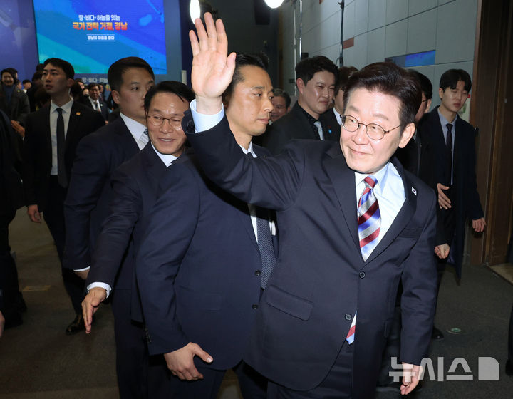 이 대통령 "국민이 체감 못하면 경제 좋아졌다고 할 수 없어"…통인시장서 깜짝 외식