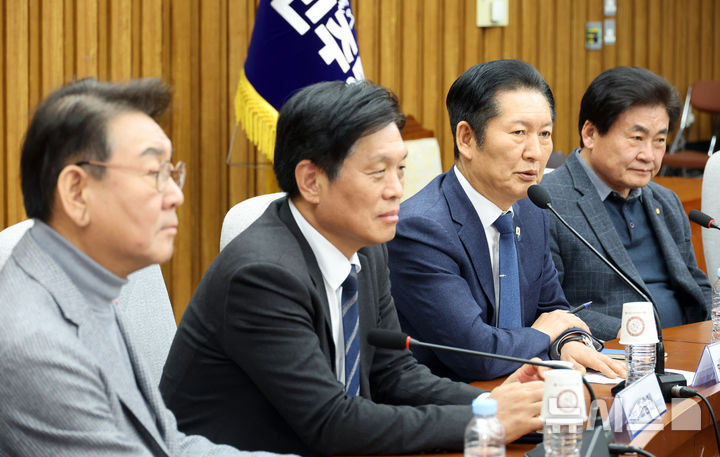 [서울=뉴시스] 김금보 기자 =정청래 더불어민주당 대표가 6일 오후 서울 여의도 국회에서 3선 의원 긴급간담회를 열고 발언을 하고 있다. 2026.02.06. kgb@newsis.com