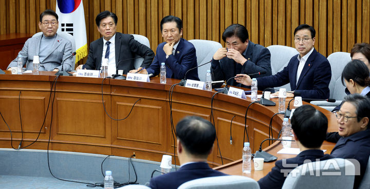 [서울=뉴시스] 김금보 기자 = 더불어민주당 정청래 대표와 3선 의원들이 6일 오후 서울 여의도 국회에서 긴급 간담회를 하고 있다. 2026.02.06. kgb@newsis.com