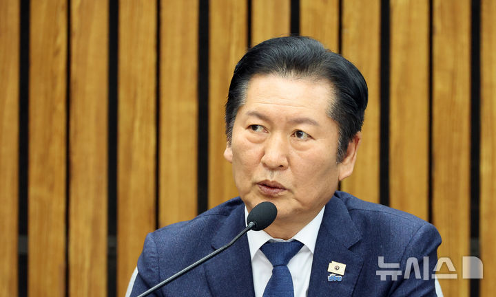 [서울=뉴시스] 김금보 기자 =정청래 더불어민주당 대표가 6일 오후 서울 여의도 국회에서 3선 의원 긴급간담회를 열고 발언을 하고 있다. 2026.02.06. kgb@newsis.com