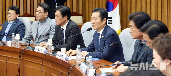 [서울=뉴시스] 김금보 기자 =정청래 더불어민주당 대표가 6일 오후 서울 여의도 국회에서 3선 의원 긴급간담회를 열고 발언을 하고 있다. 2026.02.06. kgb@newsis.com