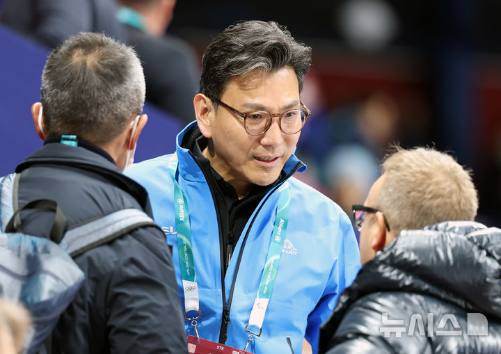 [밀라노=뉴시스] 김근수 기자 = 김재열 IOC 신임 집행위원이 6일(현지 시간) 오전 이탈리아 밀라노 아이스스케이팅 아레나에서 열린 2026 밀라노·코르티나 담페초 동계올림픽 피겨스케이팅 팀 이벤트에서 관계자들과 인사를 나누고 있다. 2026.02.06. ks@newsis.com
