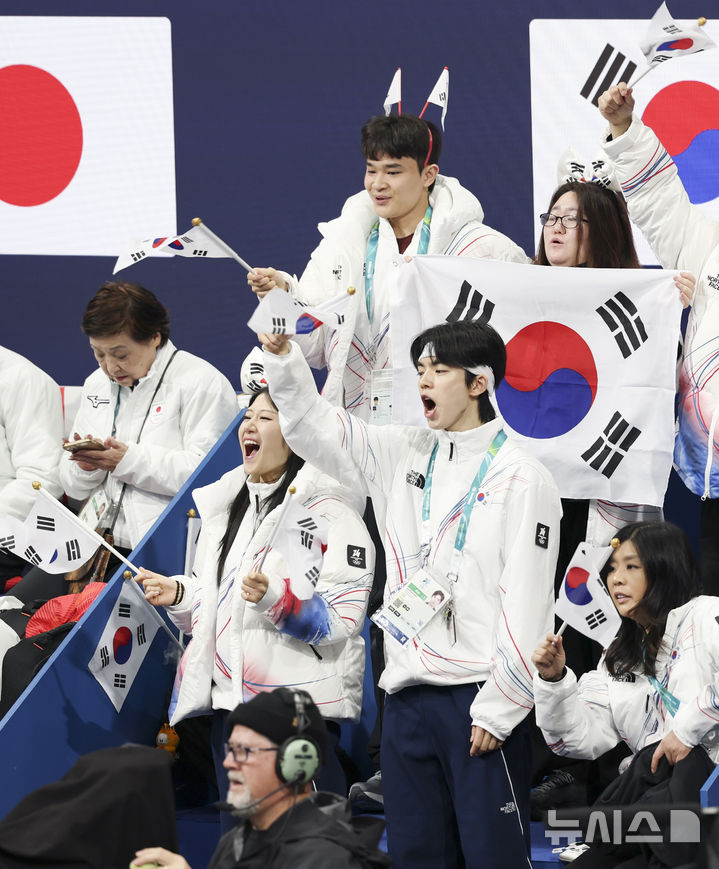 [밀라노=뉴시스] 김근수 기자 = 피겨 차준환, 이해인, 김현겸을 비롯한 선수들이 6일 오전 이탈리아 밀라노 아이스스케이팅 아레나에서 열린 2026 밀라노·코르티나 담페초 동계올림픽 피겨스케이팅 팀 이벤트 아이스댄스 단체전에서 응원을 하고 있다. 2026.02.06. ks@newsis.com