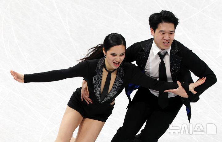 [밀라노=뉴시스] 박주성 기자 = 피겨스케이팅 아이스댄스 임해나, 권예가 6일 오전 이탈리아 밀라노 아이스스케이팅 아레나에서 열린 2026 밀라노·코르티나 담페초 동계올림픽 피겨스케이팅 팀 이벤트 아이스댄스 단체전에서 연기를 선보이고 있다. 2026.02.06. park7691@newsis.com