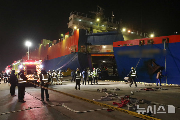 [제주=뉴시스] 우장호 기자 = 제주항에서 출항해 목포로 향하던 화물선 A호(9952t) 선적 차량에서 불이나 화물선이 회항하는 사고가 발생했다. 6일 오후 제주시 건입동 제주항에서 소방당국과 해경이 회항한 화물선 내부를 살펴보고 있다. 2026.02.06. woo1223@newsis.com