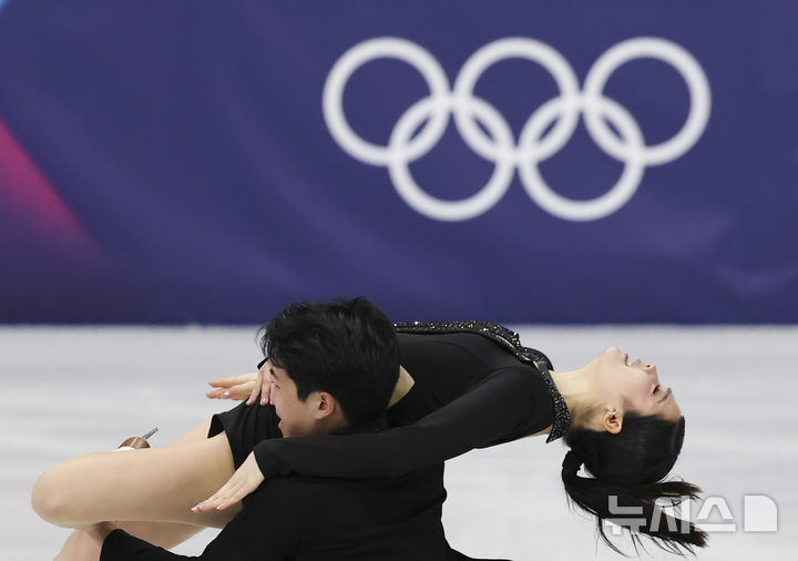 [밀라노=뉴시스] 김근수 기자 = 피겨스케이팅 아이스댄스 임해나, 권예가 6일 오전 이탈리아 밀라노 아이스스케이팅 아레나에서 열린 2026 밀라노·코르티나 담페초 동계올림픽 피겨스케이팅 팀 이벤트 아이스댄스 단체전에서 연기를 선보이고 있다. 2026.02.06. ks@newsis.com