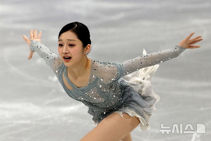 [밀라노=뉴시스] 김근수 기자 = 피겨스케이팅 단체전 여자 싱글 신지아가 6일 오전 이탈리아 밀라노 아이스스케이팅 아레나에서 열린 2026 밀라노·코르티나 담페초 동계올림픽 피겨스케이팅 팀 이벤트 단체전 여자 싱글 쇼트프로그램에서 연기를 하고 있다. 2026.02.06. ks@newsis.com