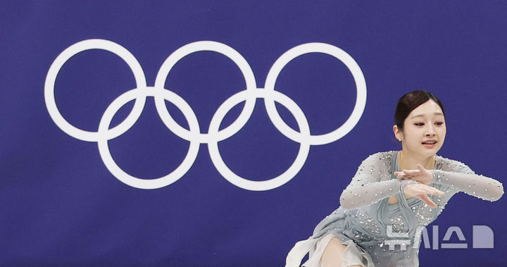 [밀라노=뉴시스] 박주성 기자 = 피겨스케이팅 단체전 여자 싱글 신지아가 6일 오전 이탈리아 밀라노 아이스스케이팅 아레나에서 열린 2026 밀라노·코르티나 담페초 동계올림픽 피겨스케이팅 팀 이벤트 단체전 여자 싱글 쇼트프로그램에서 연기를 하고 있다. 2026.02.06. park7691@newsis.com