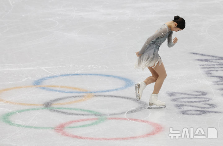 [밀라노=뉴시스] 박주성 기자 = 피겨스케이팅 단체전 여자 싱글 신지아가 6일 오전 이탈리아 밀라노 아이스스케이팅 아레나에서 열린 2026 밀라노·코르티나 담페초 동계올림픽 피겨스케이팅 팀 이벤트 단체전 여자 싱글 쇼트프로그램에서 연기를 마친 후 인사를 하고 있다. 2026.02.06. park7691@newsis.com