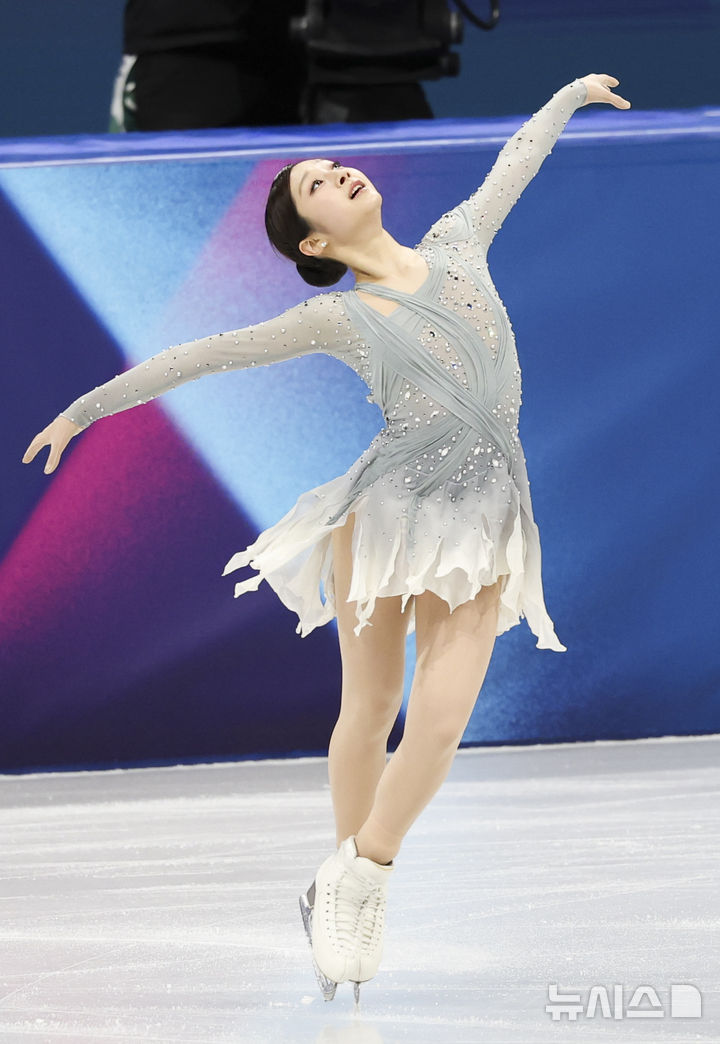 [밀라노=뉴시스] 김근수 기자 = 피겨스케이팅 단체전 여자 싱글 신지아가 6일 오전 이탈리아 밀라노 아이스스케이팅 아레나에서 열린 2026 밀라노·코르티나 담페초 동계올림픽 피겨스케이팅 팀 이벤트 단체전 여자 싱글 쇼트프로그램에서 연기를 하고 있다. 2026.02.06. ks@newsis.com