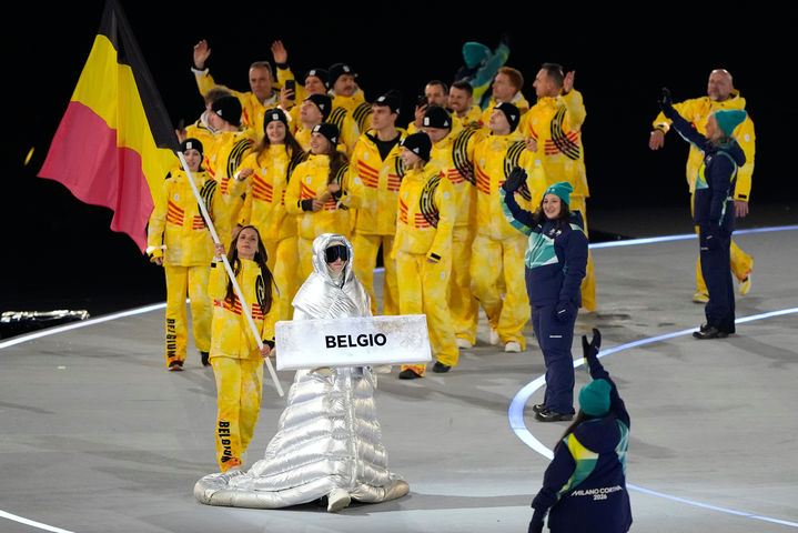 [밀라노=AP/뉴시스] 6일(현지 시간) 밀라노 산시로 올림픽 스타디움에서 열린 2026 밀라노·코르티나담페초 동계올림픽 개회식에서 벨기에 선수단이 입장하고 있다. 2026.02.06