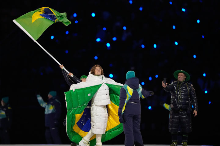 [밀라노=AP/뉴시스]명품 패딩 입은 브라질 선수단. 2026.02.06.