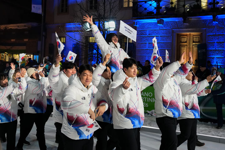 [코르티나담페초=AP/뉴시스] 대한민국 선수단이 6일(현지 시간) 이탈리아 코르티나담페초 디보나 광장에서 열린 2026 밀라노·코르티나담페초 동계올림픽 개막식에서 태극기를 흔들며 입장하고 있다. 사상 처음으로 복수의 개최지에서 열리는 이번 대회의 개막식은 밀라노의 산시로 올림픽 스타디움과 코르티나담페초 등 여러 지역에서 동시에 진행됐다. 개회식 주제도 ‘조화’를 뜻하는 이탈리아어 ‘아르모니아’(Armonia)다. 2026.02.07.