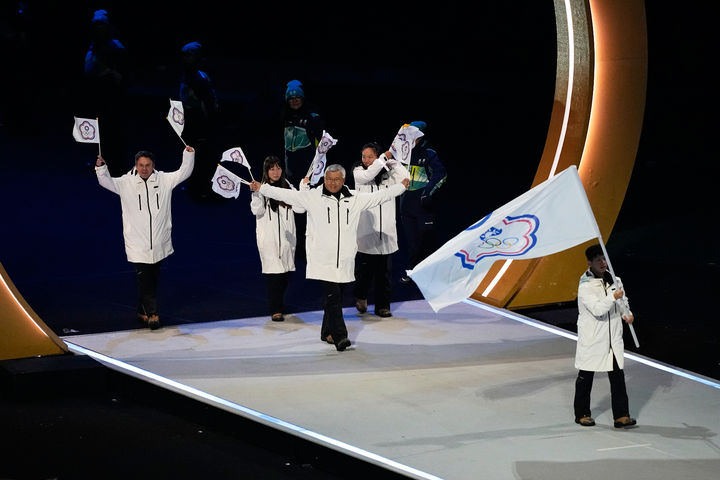 [밀라노=AP/뉴시스] 2026 밀라노·코르티나담페초 동계올림픽 개회식에 참가한 개인중립선수단. 2026.02.06.