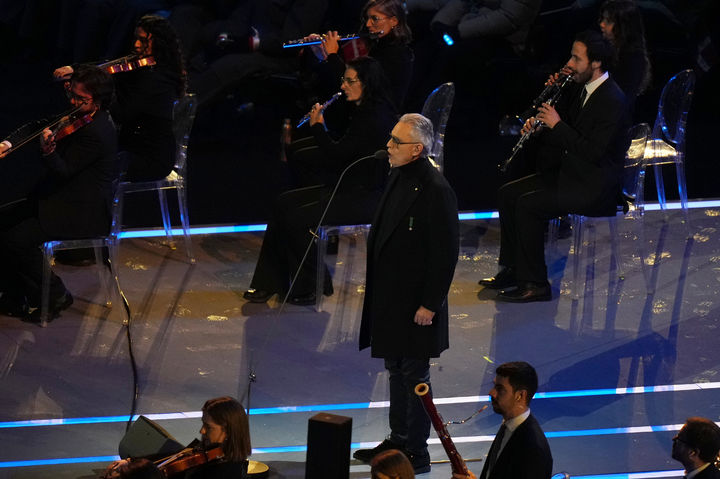 [밀라노=AP/뉴시스] 안드레아 보첼리가 6일(현지시간) '2026 밀라노-코르티나 동계 올림픽' 개막식 무대에서 공연하고 있다.