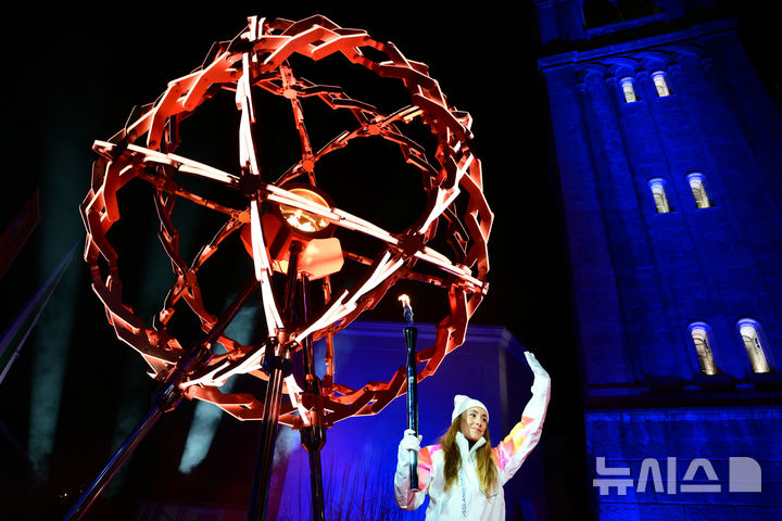 [코르티나담페초=AP/뉴시스] 6일(현지 시간) 이탈리아 코르티나담페초에서 열린 2026 밀라노·코르티나담페초 동계올림픽 개회식에서 이탈리아의 알파인스키 선수 소피아 고자가 최종 점화자로 나서 성화에 불을 붙이고 있다. 2026.02.07.