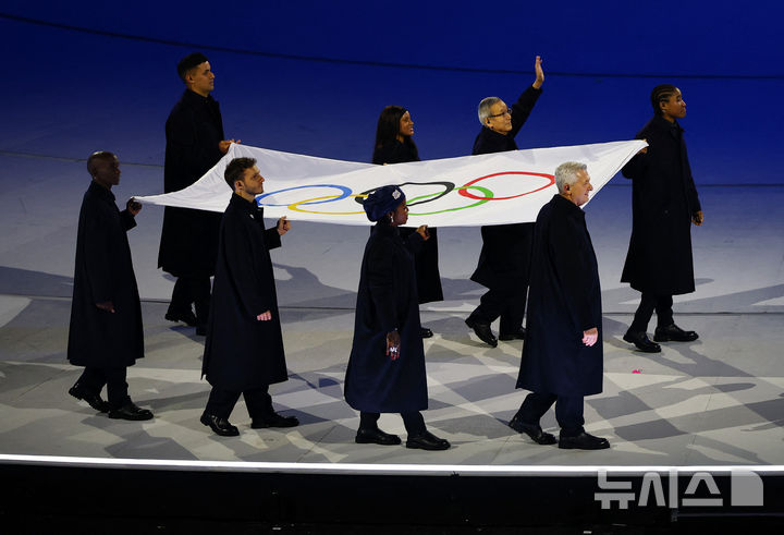 [밀라노=AP/뉴시스] 오륜기 기수로 등장한 '통가 근육맨' 피타 타우파토푸아. 2026.02.06.