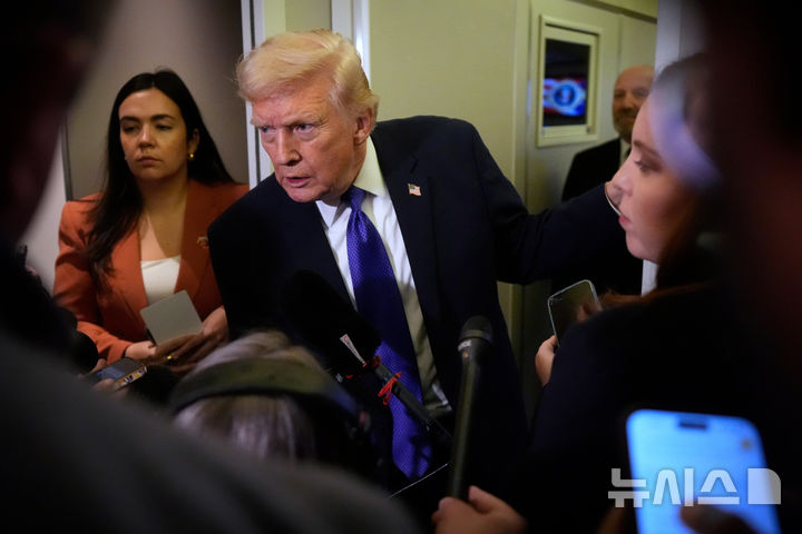 [팜비치=AP/뉴시스] 도널드 트럼프 미국 대통령이 6일(현지 시간) 메릴랜드주 앤드류스 합동 기지에서 플로리다주 웨스트 팜 비치로 향하는 에어포스원에서 기자들과 대화하고 있다. 2026.02.07.