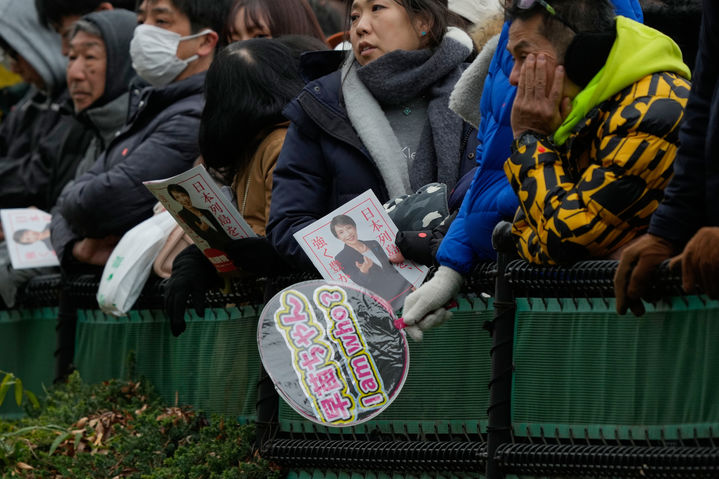 [도쿄=AP/뉴시스] 일본 중의원 선거 하루 전날인 지난 7일 다카이치 사나에 일본 총리 지지자들이 도쿄 한 유세장에 모여 있다. 2026.02.09.