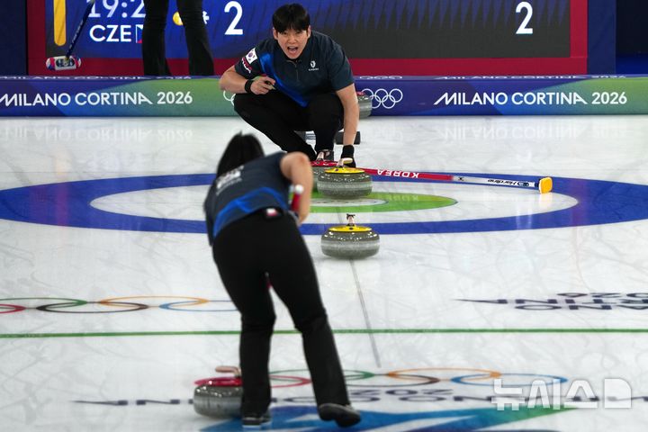 [코르티나담페초=AP/뉴시스] 한국 컬링 국가대표 김선영(앞)과 정영석이 7일(한국 시간) 이탈리아 코르티나담페초의 코르티나 컬링 올림픽 스타디움에서 열린 2026 밀라노·코르티나담페초 동계올림픽 컬링 믹스더블 라운드로빈 5차전 체코와 경기를 치르고 있다. 2026.02.07.