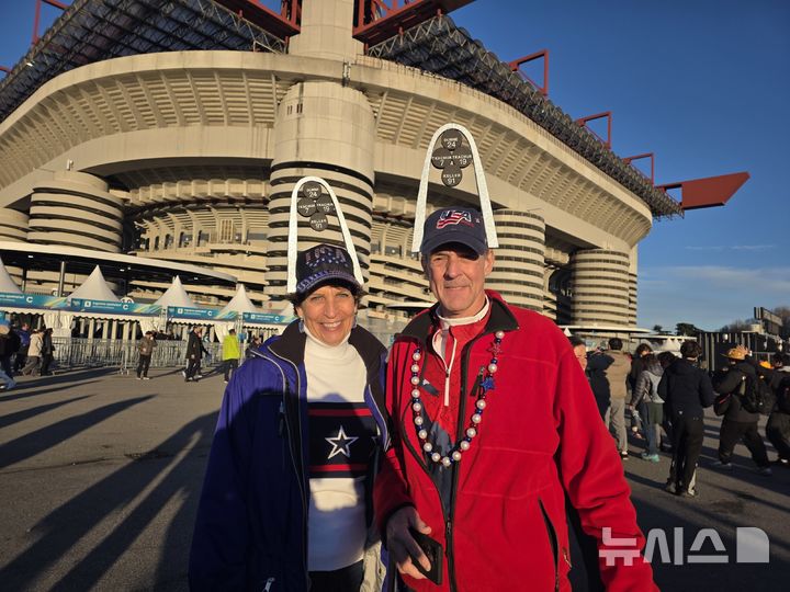 [밀라노=뉴시스] 김희준 기자 = 2026 밀라노·코르티나담페초 동계올림픽 개회식이 열리는 6일(현지 시간) 이탈리아 밀라노 산시로 올림픽 스타디움 앞 광장에서 미국 밀러씨 부부. 2026.02.06jinxijun@newsis.com