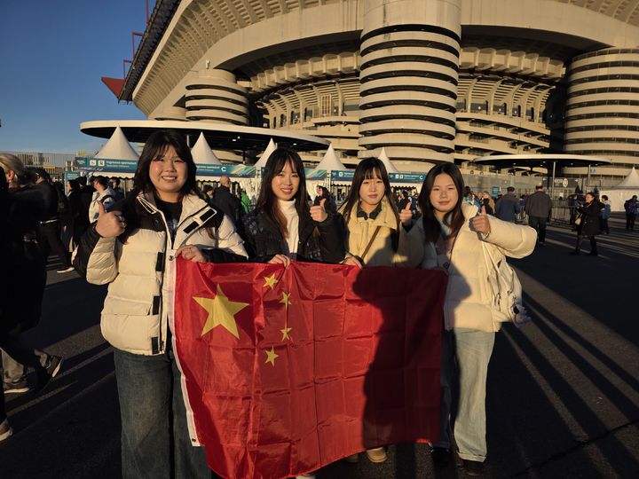 [밀라노=뉴시스] 김희준 기자 = 2026 밀라노·코르티나담페초 동계올림픽 개회식이 열리는 6일(현지 시간) 이탈리아 밀라노 산시로 올림픽 스타디움에서 중국인 유학생 관중들이 포즈를 취하고 있다. 2026.02.06jinxijun@newsis.com *재판매 및 DB 금지