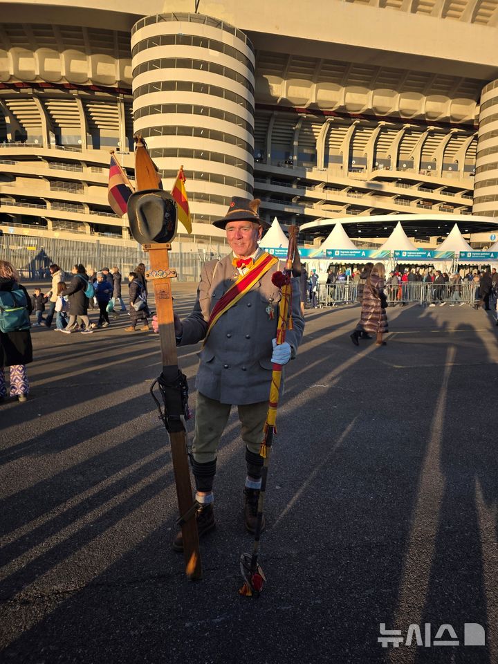 [밀라노=뉴시스] 김희준 기자 = 2026 밀라노·코르티나담페초 동계올림픽 개회식이 열리는 6일(현지 시간) 이탈리아 밀라노 산시로 올림픽 스타디움에 나무 스키를 든 독일 관중이 포즈를 취하고 있다. 2026.02.06jinxijun@newsis.com